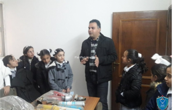 وفد طلابي من طالبات مدرسة بنات الطيبه الاساسية يزور الشرطة في جنين