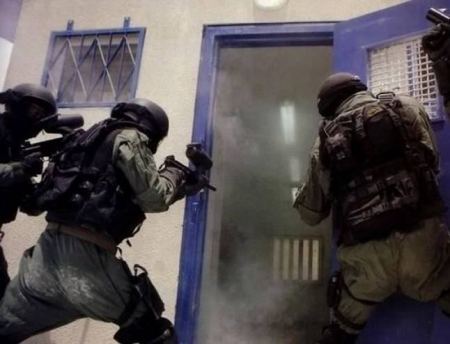 اقتحام قسم 5 في 'ريمون' واجراء تنقلات واسعة