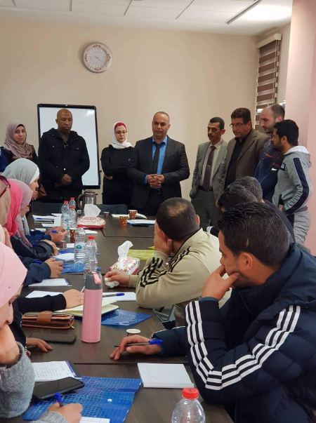 مدير التربية والتعليم العالي أ. طارق علاونة يتفقد المشاركين في دورة إعداد مدربين (في كرة الطائرة)