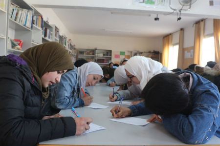 زهرات "ياسر عرفات" ينسجن رسائل نسوية