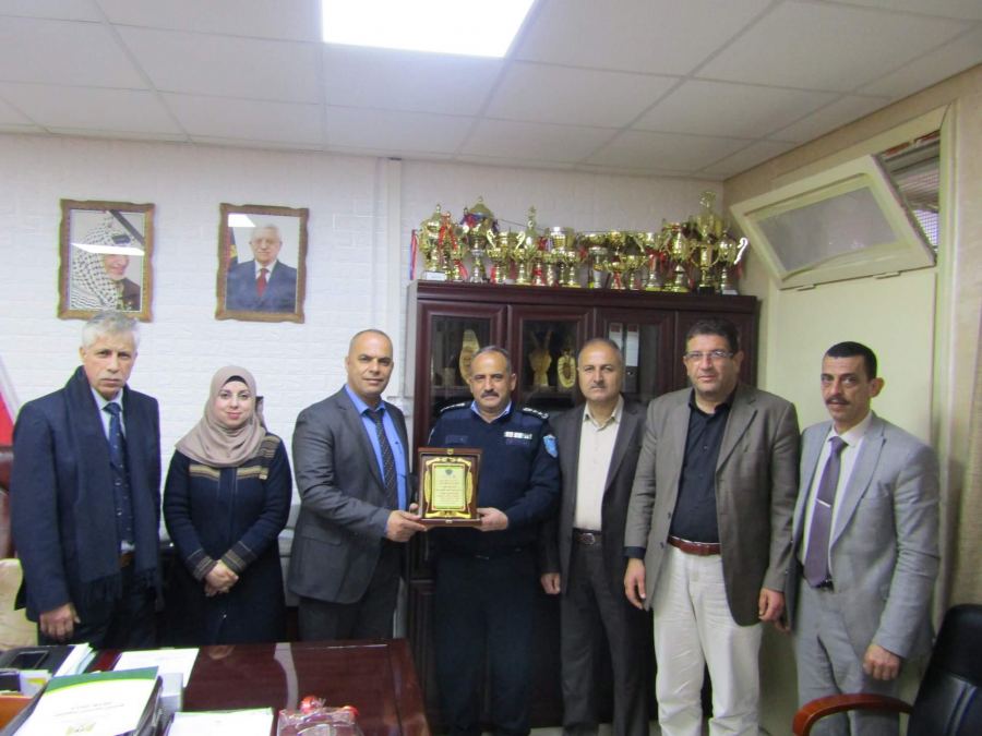 مدير شرطة محافظة جنين العقيد نادي حلاحلة يكرّم مدير تربية جنين في يوم المعلم العربي
