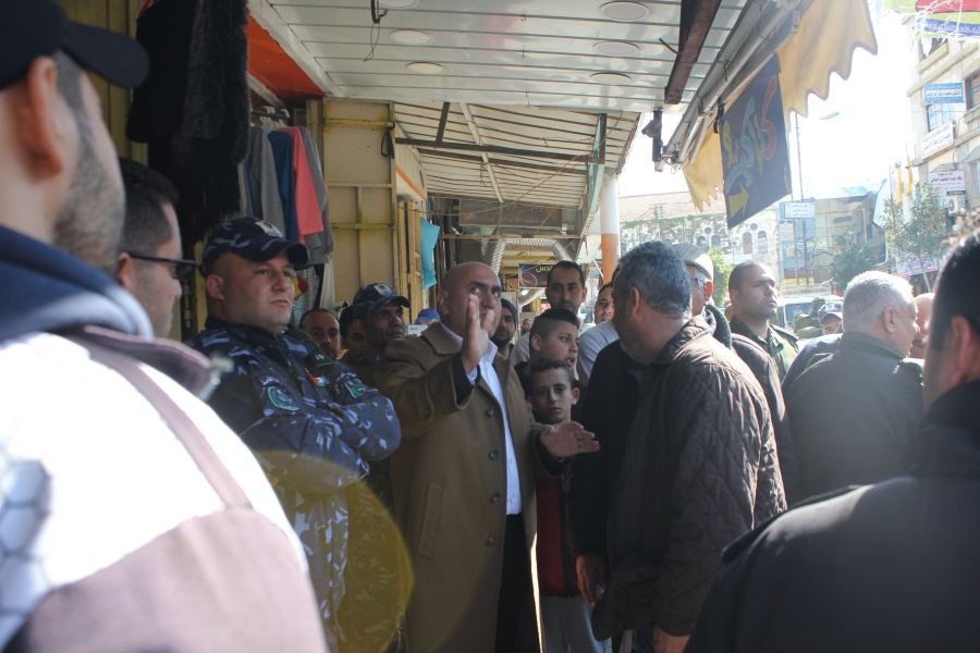 محافظ جنين يتفقد أسواق المدينة ويتابع تنفيذ الخطة التطويرية التنظيمية