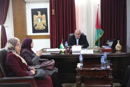  محافظ جنين يطلع على البرامج الصحية التي تنفذها جمعية إغاثة أطفال فلسطين