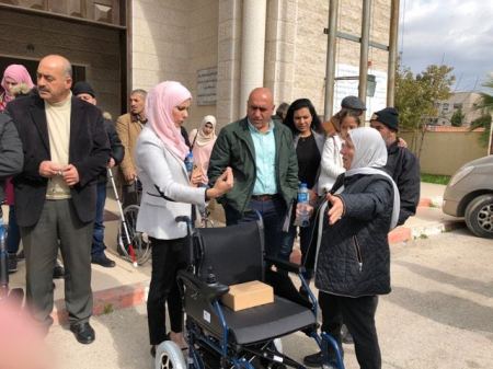 محافظ جنين يسلم كراسي كهربائية للأشخاص ذوي الإعاقة في المحافظة