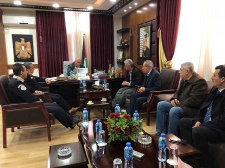 الرجوب يدعو مستوردي الخضار و المشروبات الغازية و العصائر والمياه المعدنية الامتناع عن إدخالها من إسرائيل التزاما بقرار الحكومة ويوعز للجهات المختصة ببدء تنفيذه ابتداء من صباح غد الخميس