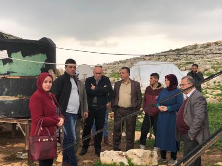 محافظ جنين يتفقد منزلا جرى بناءه من خلال صندوق الطوارئ في تجمع امريحة