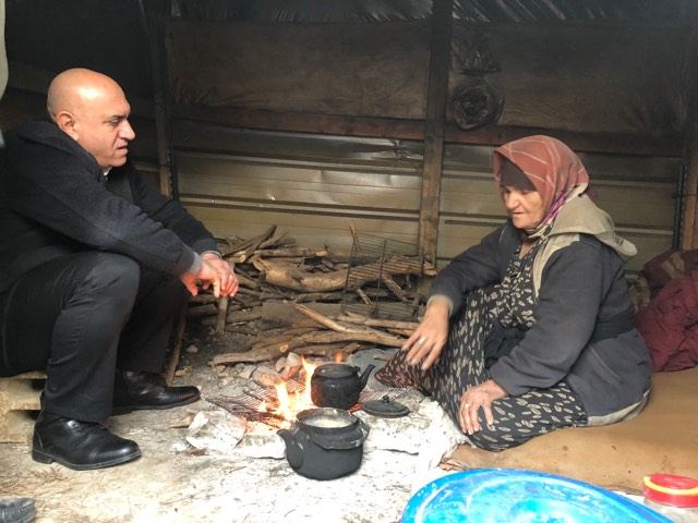 محافظ جنين يتفقد احتياجات عدد من الاسر في تجمع امريحة وبلدة برقين