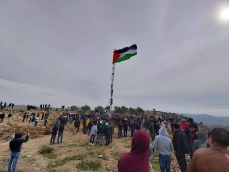  على سارية إرتفاعها 25 متر…رفع علم فلسطين فوق منطقة مهددة جنوب نابلس