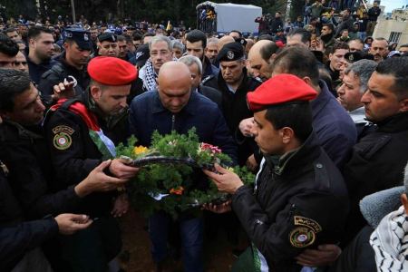 محافظ جنين يشارك في تشييع جثمان الشهيد بدوان و يضع اكالياً من الزهور على قبره 