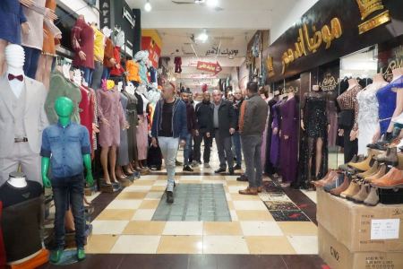 رئيس بلدية جنين يتجول في أسواقها تمهيداً لإغلاق المحلات غير المرخصة 