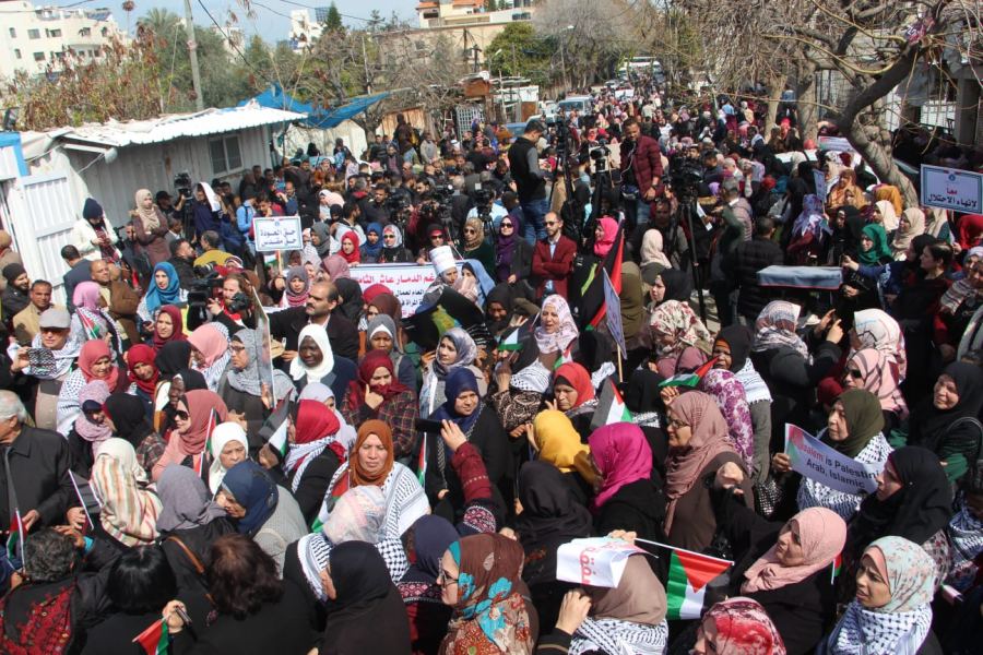 غزة- تظاهرت الاف النساء، اليوم الخميس، بمدينة غزة تنديدا بصفقة القرن