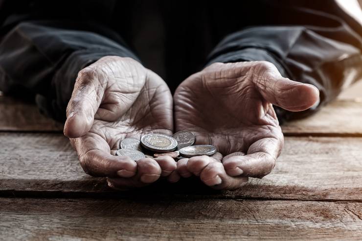 امتهنت التسول بهدف السرقة في ضواحي القدس والشرطة تقبض عليها