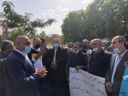 أصحاب مكاتب التكسي يطالبون محافظ جنين بوضع حد للمركبات الخصوصية التي تعمل على نقل الركاب بشكل غير قانوني