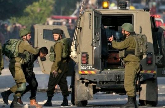 بيت لحم: الاحتلال يصيب فتى بالرصاص خلال مواجهات في الدهيشة ويعتقل شابين