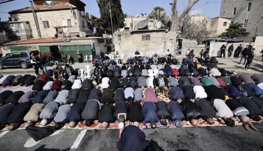 مقدسيون يؤدون صلاة الجمعة في حي الشيخ جراح دعما لأهله