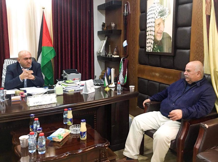 محافظ يبحث مع مدير عام الحكم المحلي قضايا التنظيم والبناء في المحافظة