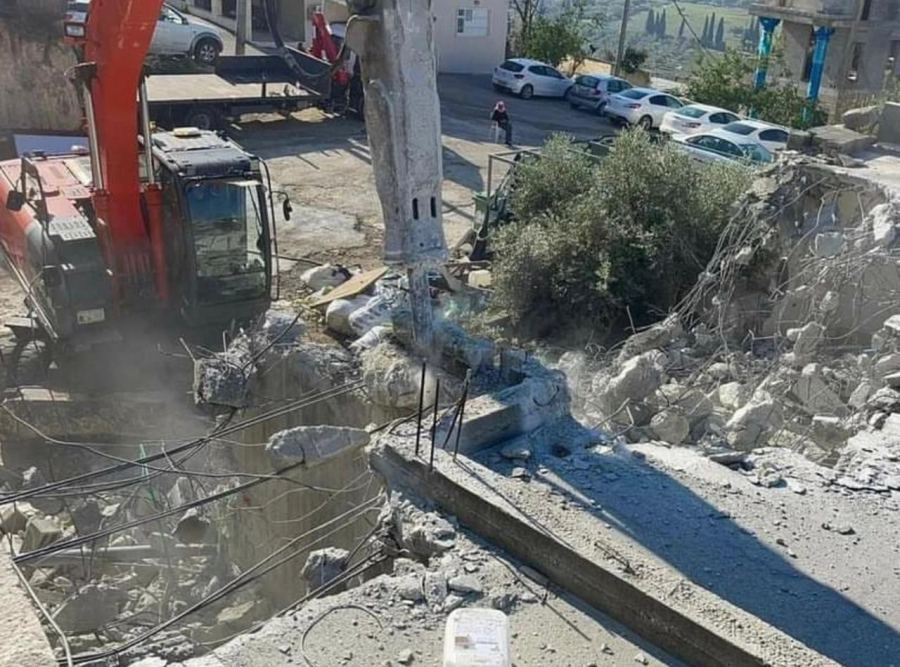 السلطات الإسرائيلية تجبر مواطنا على هدم منزله في طمرة