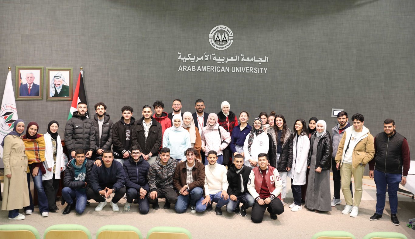 طلبة السنة الأولى في تخصص الطب البشري بالجامعة العربية الامريكية يعرضون مشاكل طبية من منظور فيزيائي وطبي