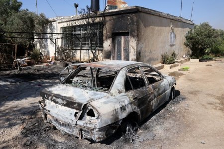 مستعمرون يحرقون منزلا ومركبة و"بركسين" شرق بيت لحم