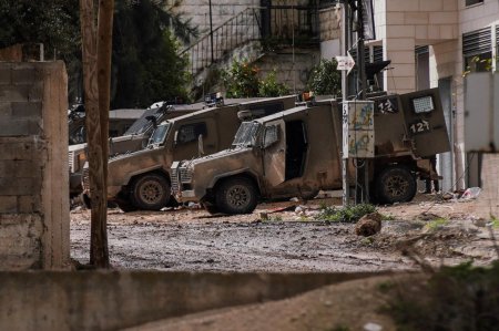 الاحتلال يعتدي بالضرب على طاقم إسعاف في مخيم جنين