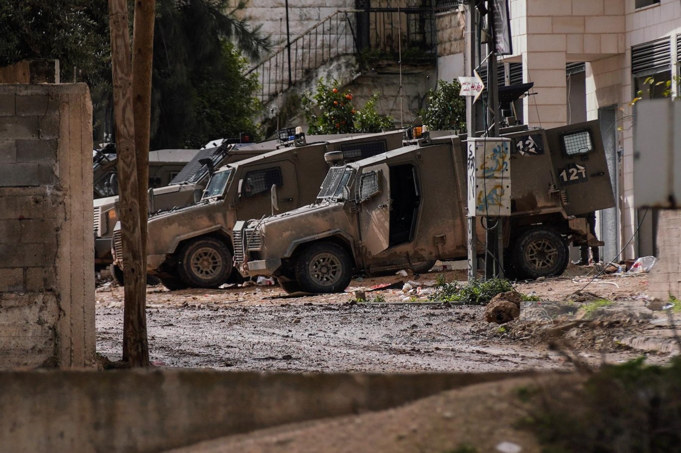 الاحتلال يعتدي بالضرب على طاقم إسعاف في مخيم جنين