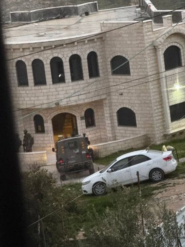 قوات الاحتلال تحوّل منزلا إلى ثكنة عسكرية في حزما