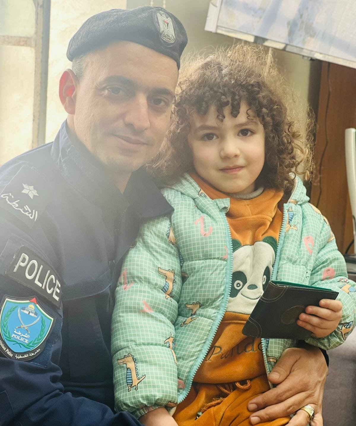 طفل يبلغ 4 سنوات يعيد محفظة مفقودة للشرطة في الخليل