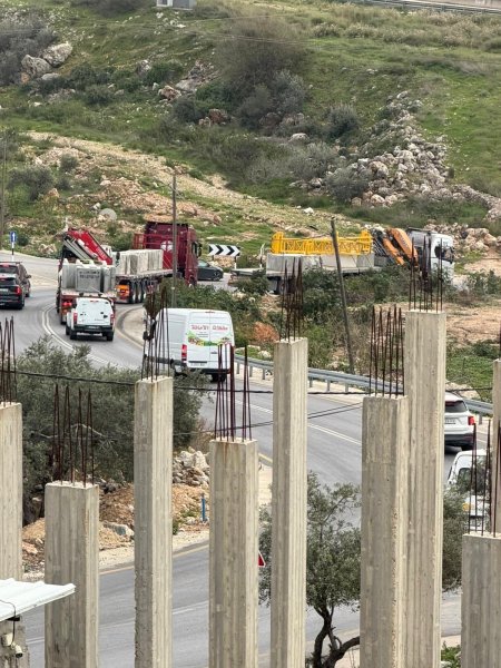 الاحتلال ينصب بوابة حديدية قرب جسر الزاوية غرب سلفيت