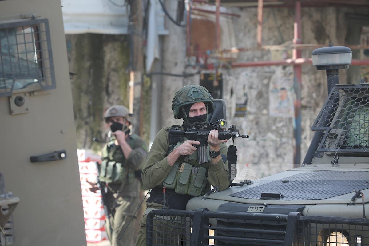 الاحتلال يقتحم مدينة البيرة ويتمركز في حي سطح مرحبا 