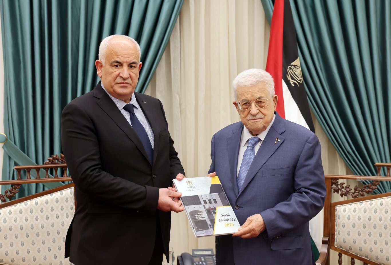 الرئيس يتسلم التقرير السنوي لوزارة الداخلية 2025