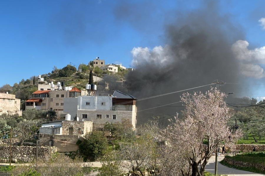 إصابات وإحراق مخزن ومركبة في هجوم للمستعمرين على جالود جنوب نابلس