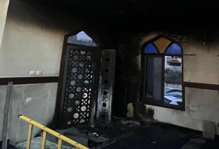 مستعمرون يحرقون مسجدا ويخطون شعارات عنصرية غرب نابلس 