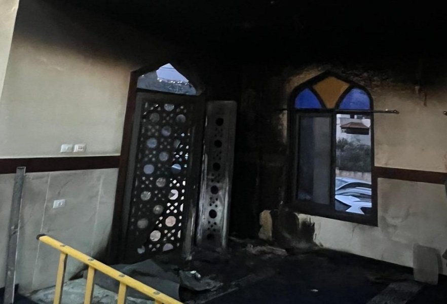 مستعمرون يحرقون مسجدا ويخطون شعارات عنصرية غرب نابلس 