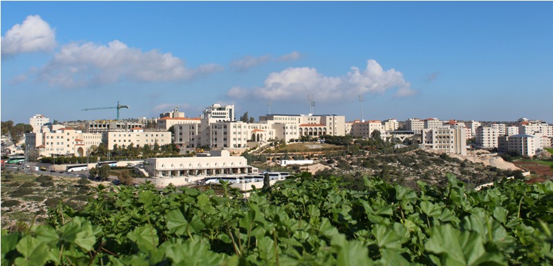 اديب بريطاني يلقي محاضرة لطلبة الدراسات العليا في الجامعة العربية الامريكية حول تهميش المرأة الفلسطينية في النظام السياسي والاجتماعي
