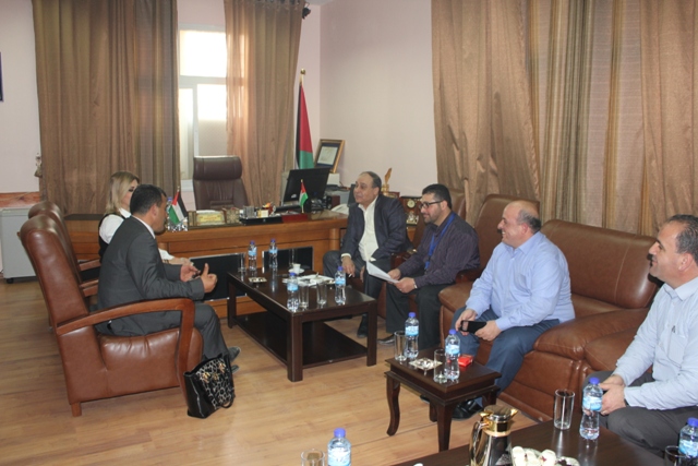 محافظ جنين يطلع على مشروع منظومة التعليم الالكتروني الذكي لتطوير العملية التعليمية في مدارس المحافظة