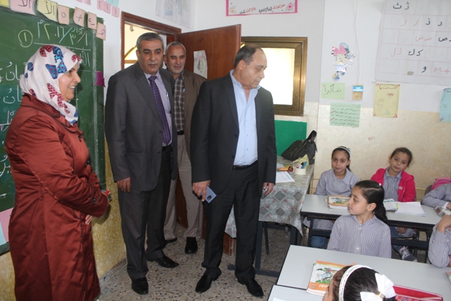  المحافظ رمضان ومدير التربية والتعليم يتفقدان سير الدوام المدرسي في بلدة اليامون