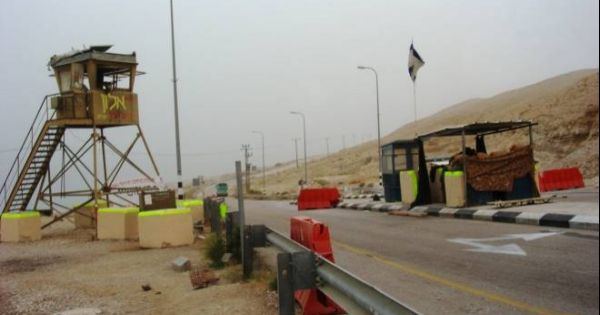 قوات الاحتلال تعتقل شابا على حاجز قرب طوباس
