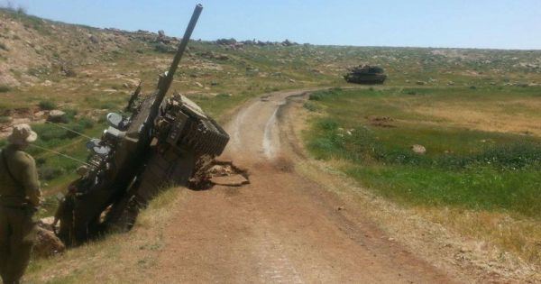 انقلاب دبابة للاحتلال في تدريبات شرق طوباس