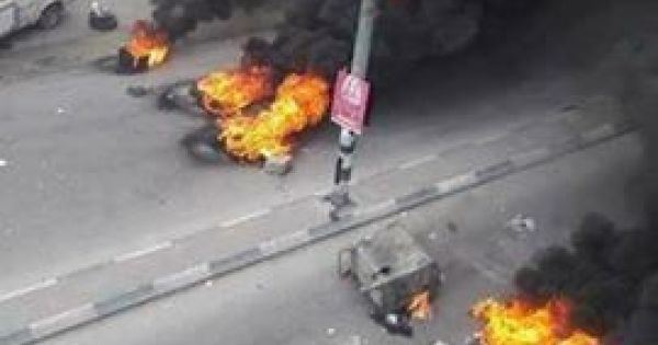 شبان يغلقون شارع القدس في نابلس