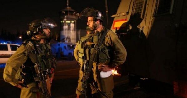 ناقلة جنود للاحتلال تصدم مركبتين جنوب بيت لحم