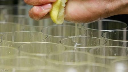 ماذا يحدث إذا شربت الماء مع قطع ليمون؟