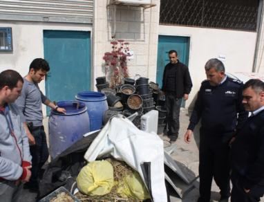 الشرطة تتلف مواد مخدره ومشروبات روحيه في طولكرم