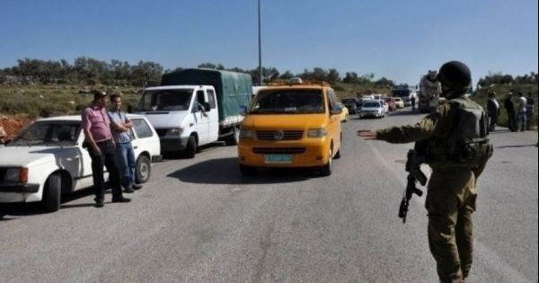 قوات الاحتلال تنصب حاجزًا عسكريًا شمال شرق رام الله