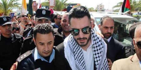 بالصور/ محبوب العرب يعقوب شاهين يصل ارض الوطن