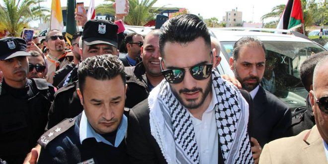 بالصور/ محبوب العرب يعقوب شاهين يصل ارض الوطن