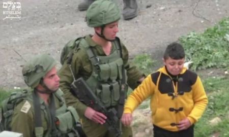 كان يبحث عن لعبته فاحتجزه 15 جندياً