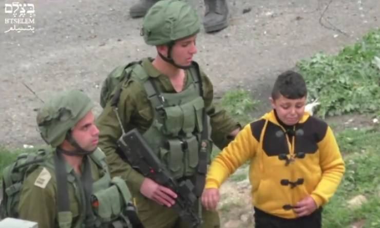 كان يبحث عن لعبته فاحتجزه 15 جندياً
