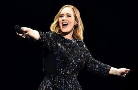 محجبة قبلت يد أديل أمام الجميع.. ورد فعل اديل صدم الجميع 