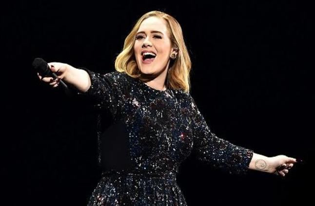 محجبة قبلت يد أديل أمام الجميع.. ورد فعل اديل صدم الجميع 