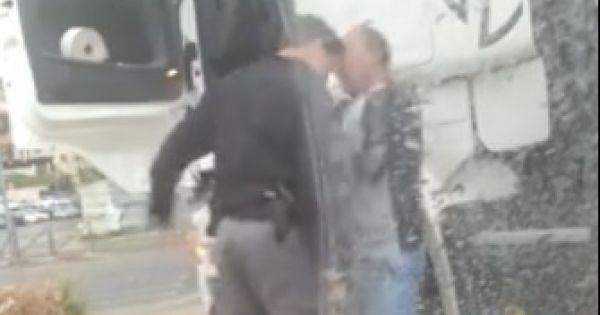 ما هو مصير الشرطي الذي اعتدى بالضرب على مقدسيين !
